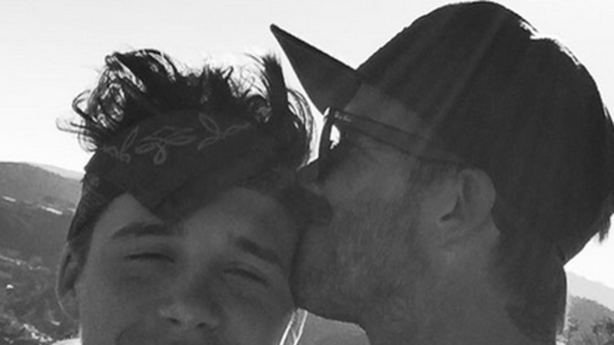 Brooklyn Beckham får en stor puss av pappa David. 